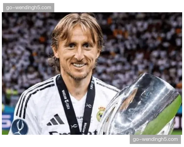 特写：老将莫德里奇替补登场策动制胜球后，向客场球迷看台鼓掌致意